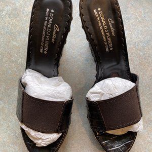 NEW, GORGEOUS ESPRESSO BROWN HEELS -- New! Size 7! Brown leather with elastic…